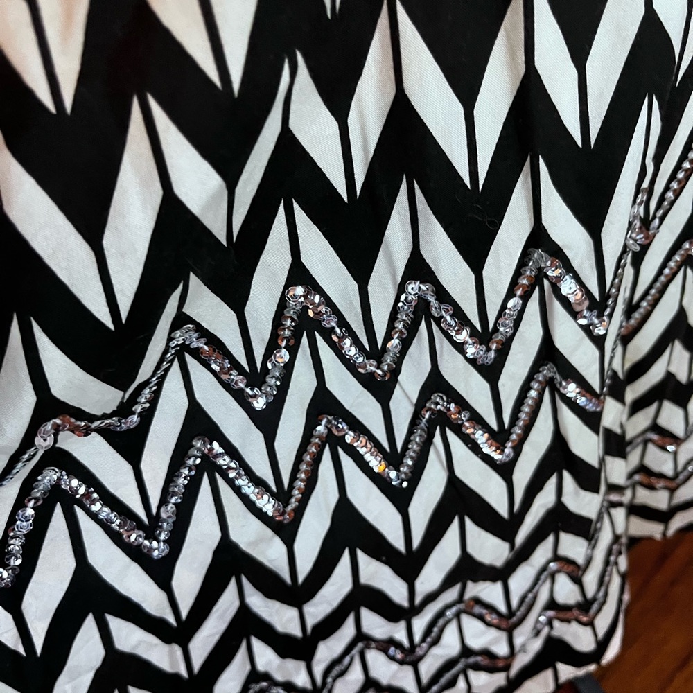 BCBGMAXAZRIA Black, White Chevron Sequin Skirt Size L - Picture 3 of 9